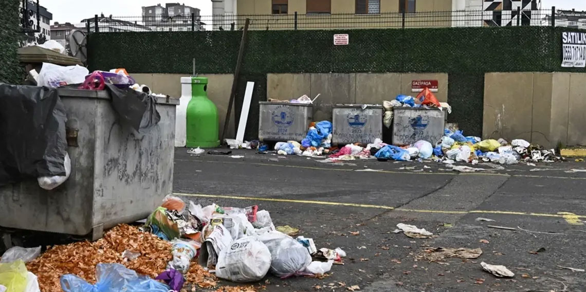Belediyenin çöp toplama hizmeti durdu, ilçede çöp dağları oluştu