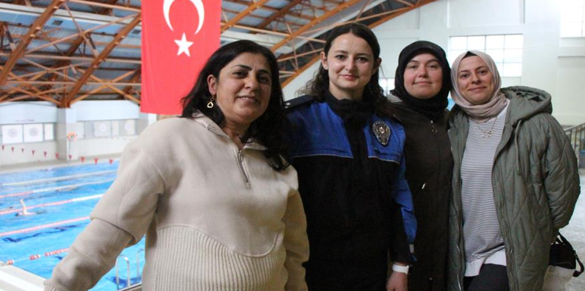 Amasya'da anneler polisten yüzme kursu istedi