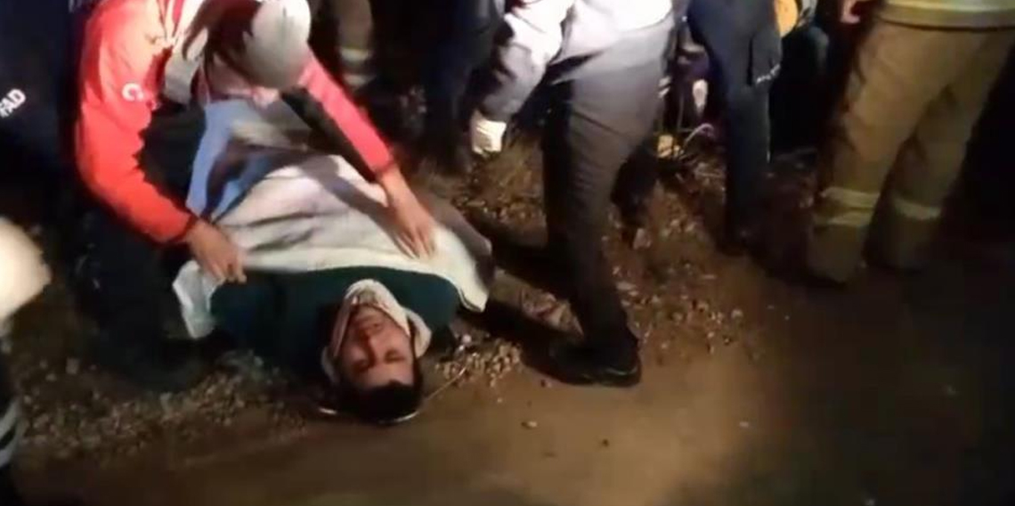 Uçuruma yuvarlanan motosikletliyi ekipler kurtardı