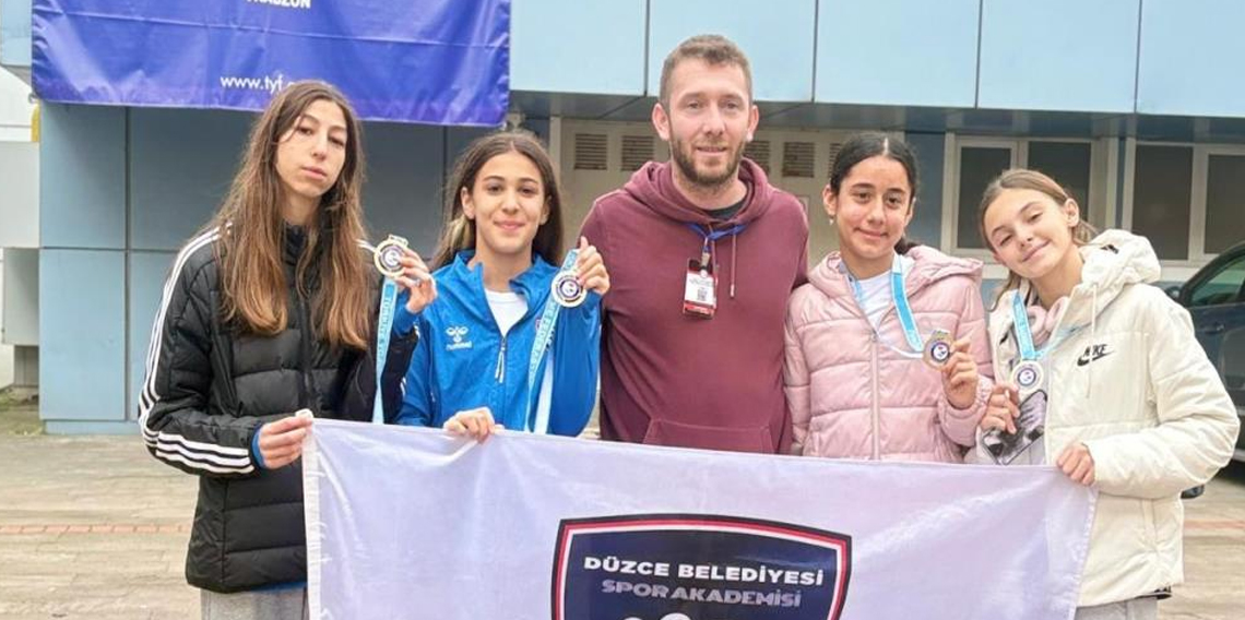 Düzceli yüzücüler madalya ile döndü