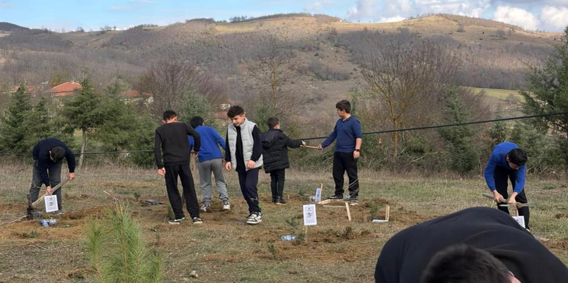 Kavak'ta doğa için fidan, eğitim için kitap desteği