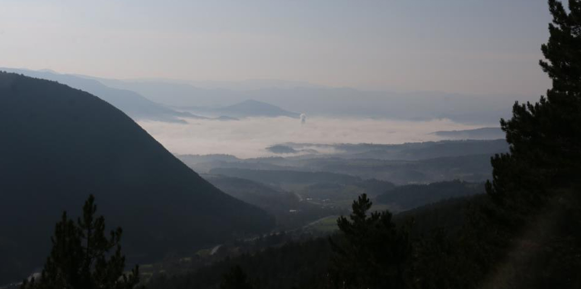 Tarihi ilçe sis tabakası altında kaldı