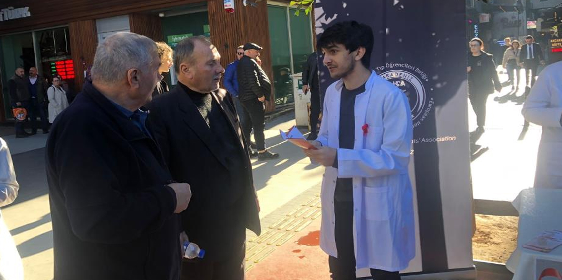 KTÜ Tıp öğrencileri AIDS'e karşı farkındalık için sahada