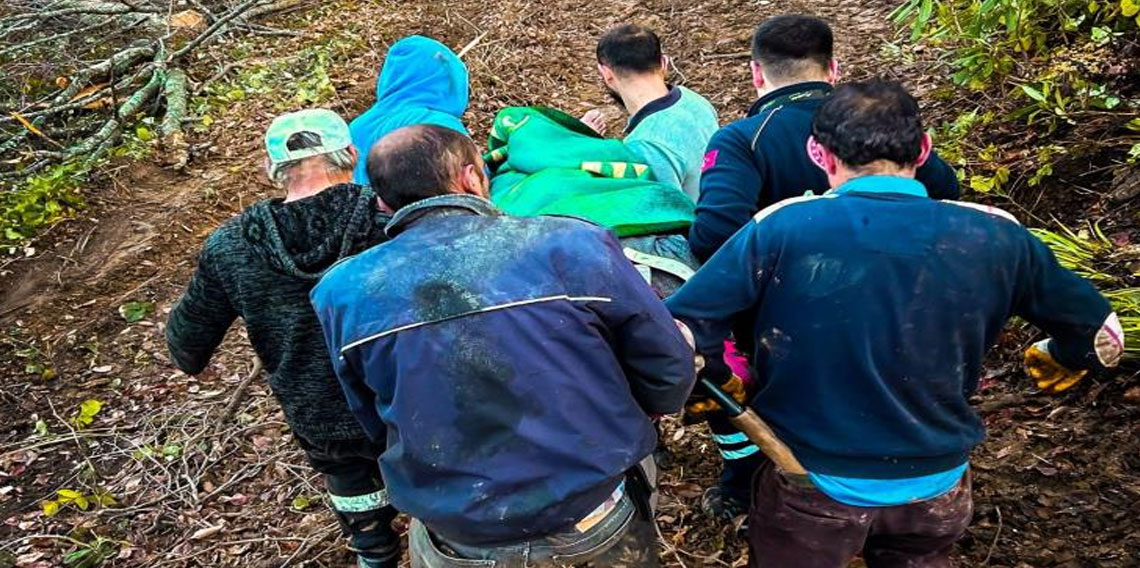 Ağaç keserken yaralanan işçi için seferber oldular