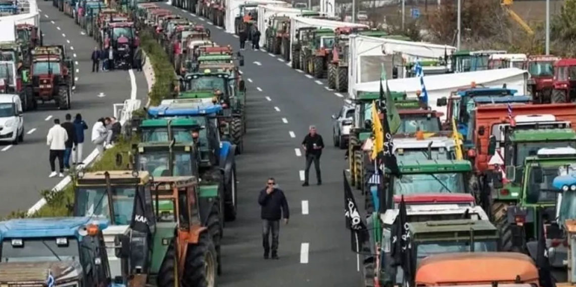 Yunanistan'da yolları kapatan çiftçiler ve polis arasında gerilim