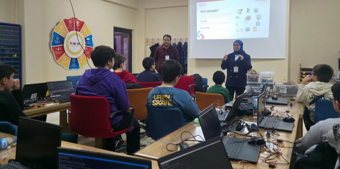 Bayburt'ta öğrencilere yapay zekanın işleyişi anlatılarak eğitim verildi
