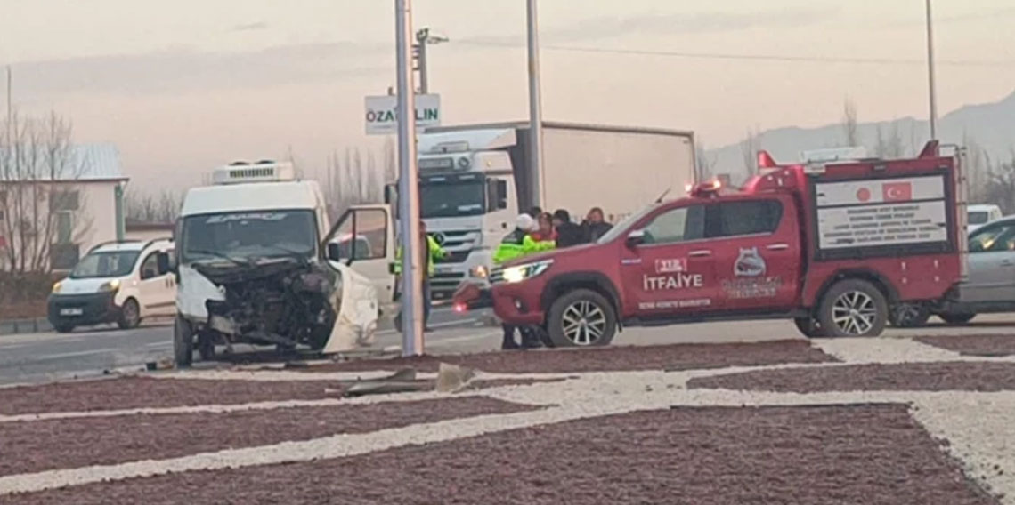 Afyonkarahisar'da öğrenci servis aracı ile kamyonet çarpıştı!