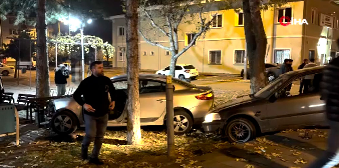 Kaza yapan otomobiller cami bahçesine girdi