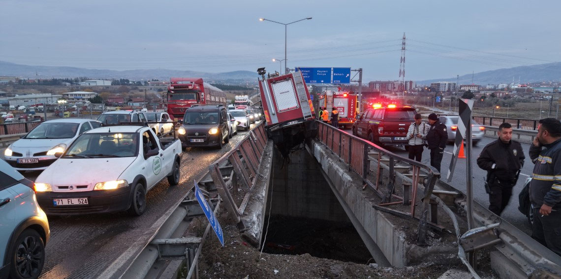 Yüksek gerilim tellerine ramak kala, itfaiye aracı köprü arasında sıkıştı