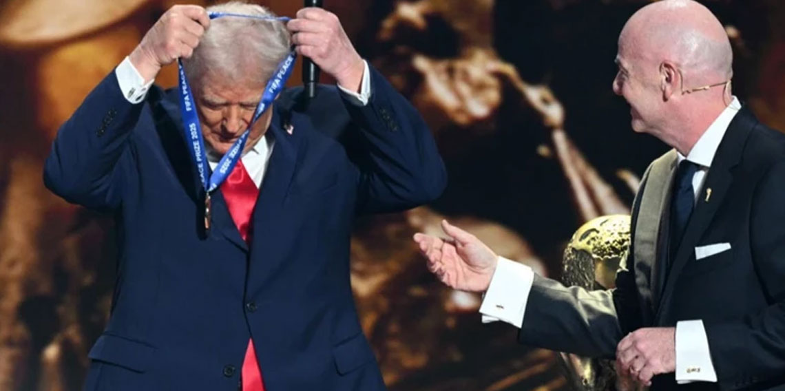 Trump çok istediği barış ödülünü FIFA'dan aldı