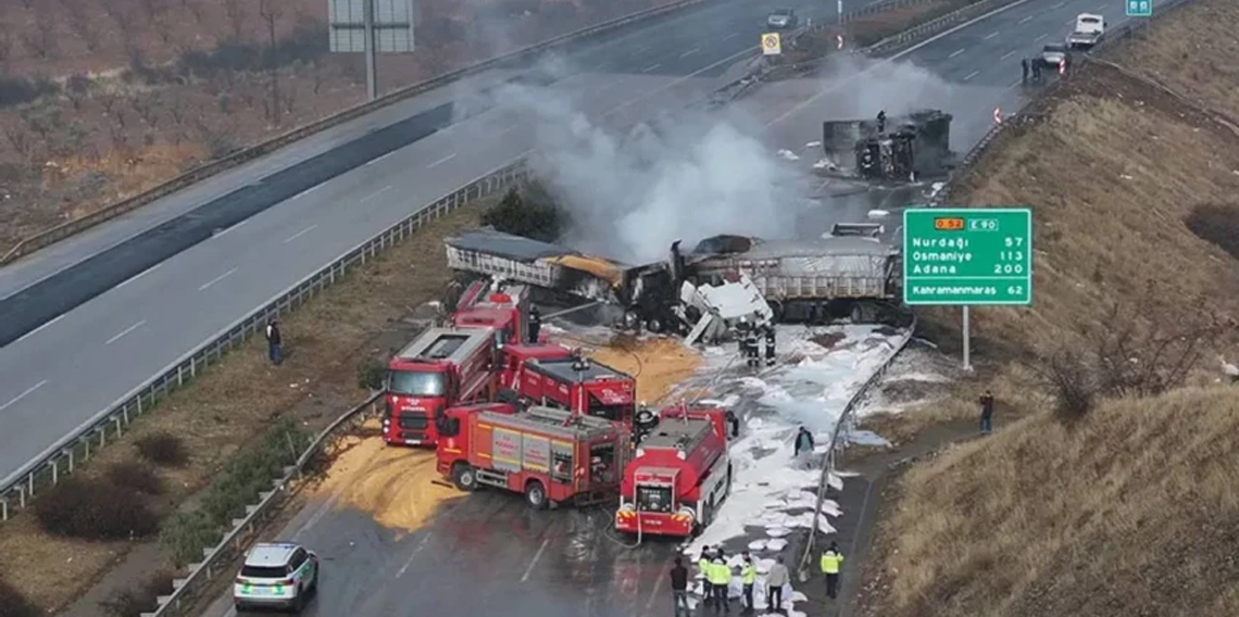 Otoyolda TIR'lar çarpıştı, yol trafiğe kapandı