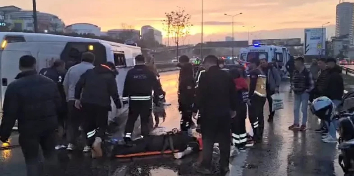 Maltepe'de servis minibüsü devrildi, yaralılar var