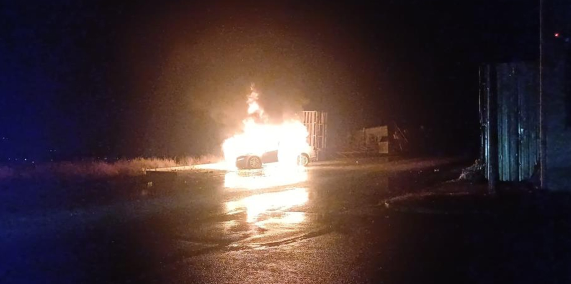 Park halindeki araç alev topu oldu, geriye hurda kaldı