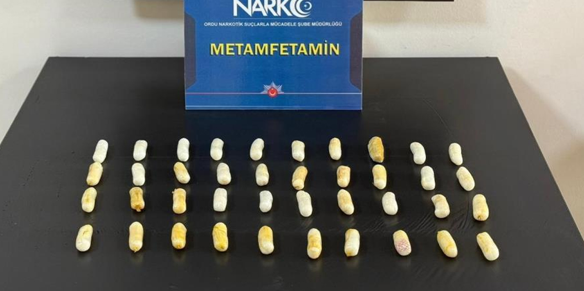 Midesinden 407 gram uyuşturucu çıktı: 2 tutuklama