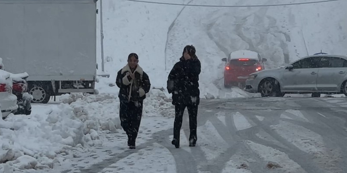 Yüksekova yoğun kara teslim oldu