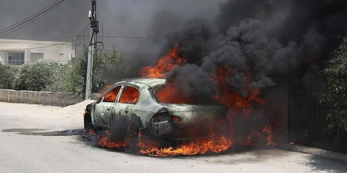 Batı Şeria'da toprakları gasbeden İsrailliler, araçları ateşe verdi
