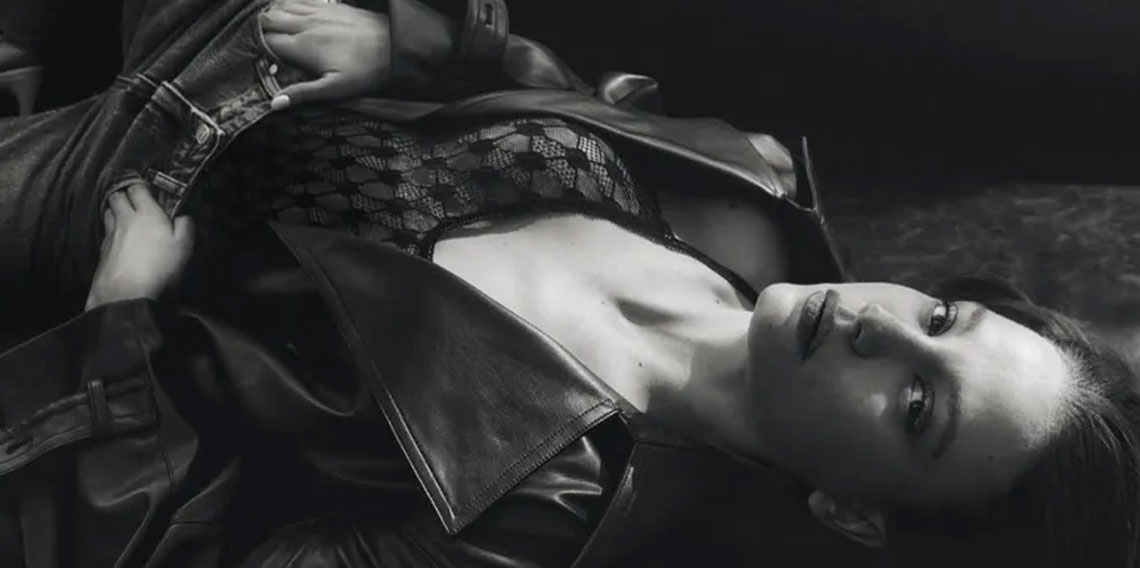 Serenay Sarıkaya, papatyalar içinde poz verdi