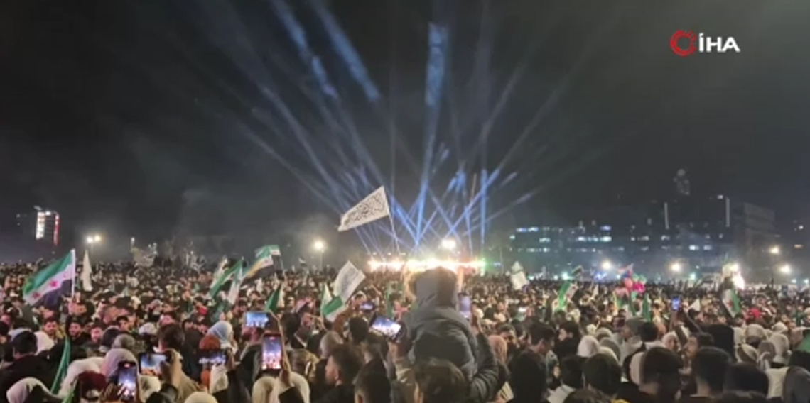 Suriyeliler Esad rejiminin devrilmesinin 1’inci yıl dönümünü kutladı