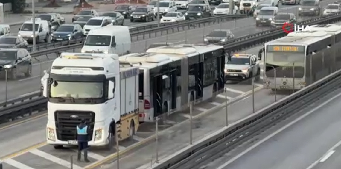 Küçükçekmece’de metrobüs yangını