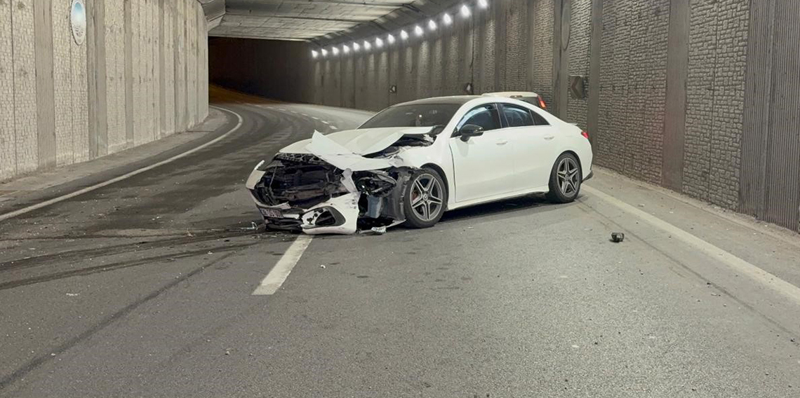 Alkollü sürücünün karıştığı kazada lüks otomobil pert oldu