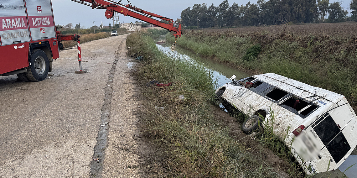 Adana’da tarım işçileri taşıyan servis kanala düştü: 18 yaralı