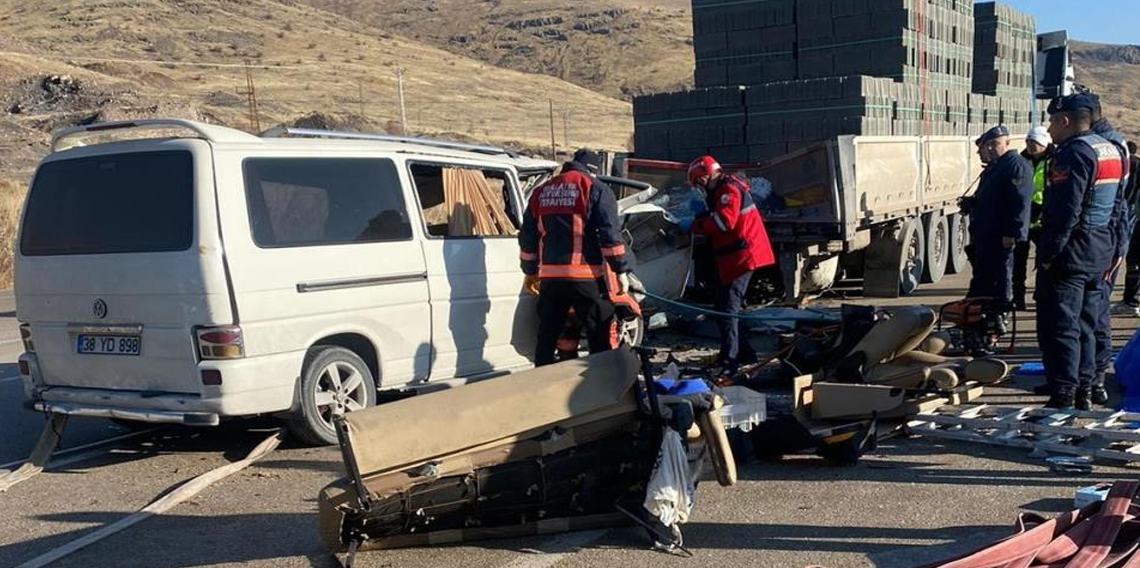 Malatya'da tır ile minibüs çarpıştı: 3 ölü