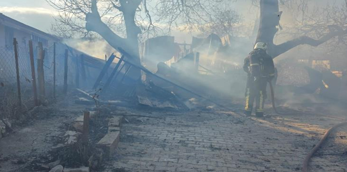 Korkuteli'nde yanan ev kullanılamaz hale geldi