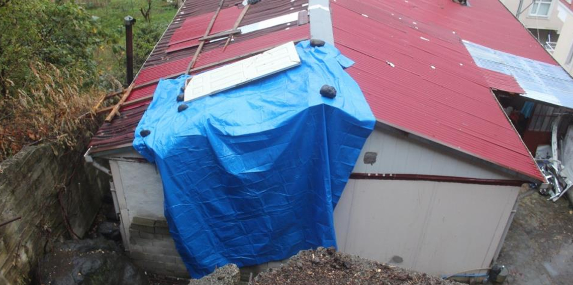 Giresun'da kopan kaya parçası evin içerisine girdi