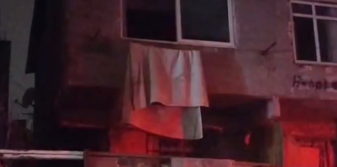 2 katlı binadaki yangında 3 çocuk hayatını kaybetti, 1 çocuk ağır yaralandı