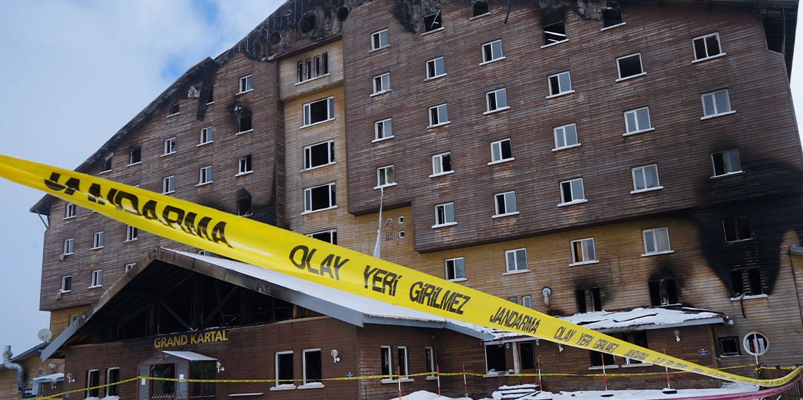 Otel yangını davasında 9 bakanlık personeli hakkında yurt dışı çıkış yasağı getirildi