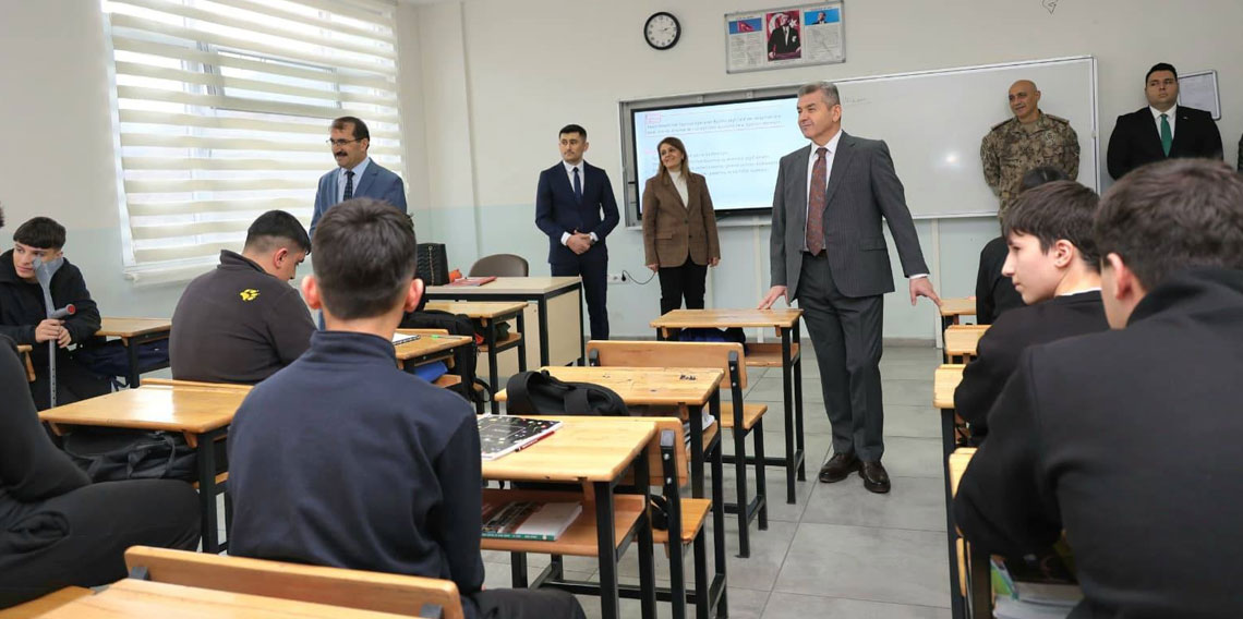 Artvin Valisi Ergün, kent merkezindeki okullarda incelmelerde bulundu 