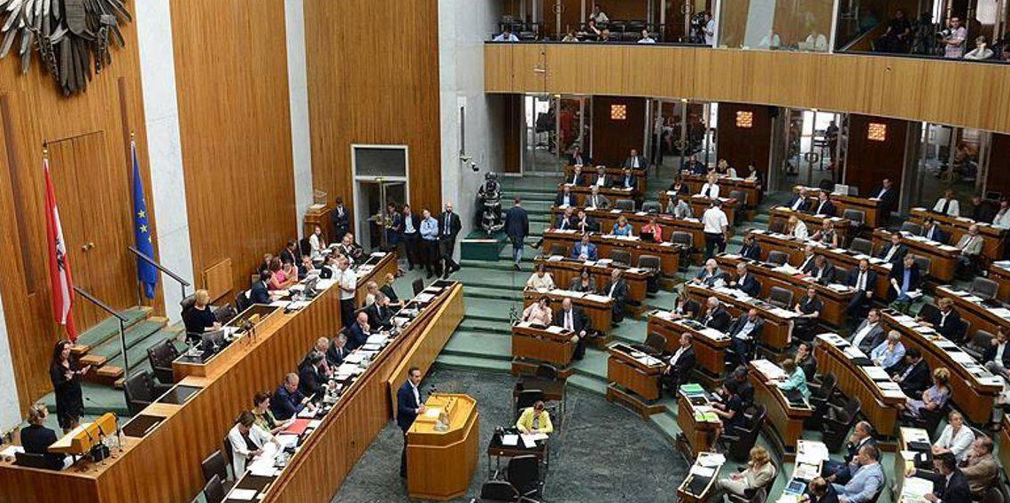 Avusturya 14 yaşından küçük çocuklara başörtüsünü yasakladı