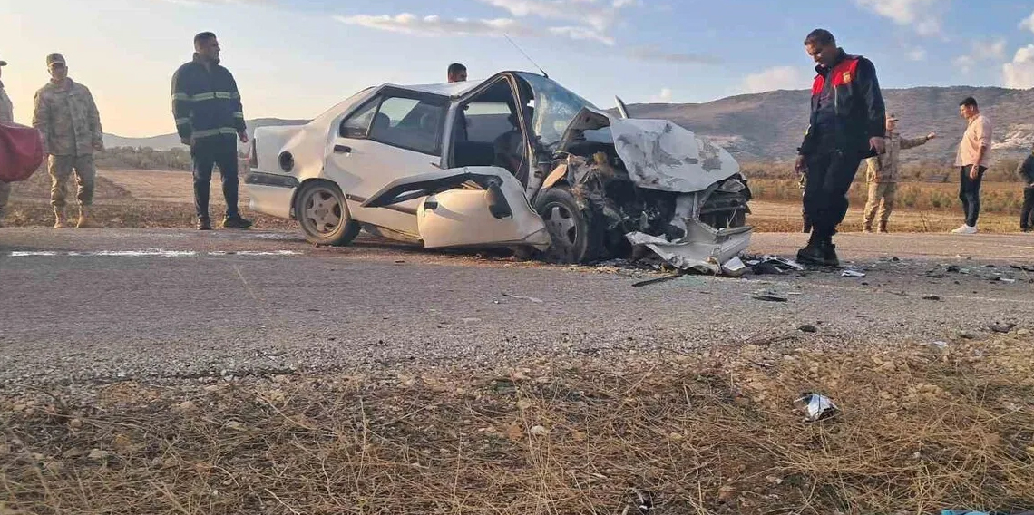 Kilis’te iki araç kafa kafaya çarpıştı: 3 yaralı