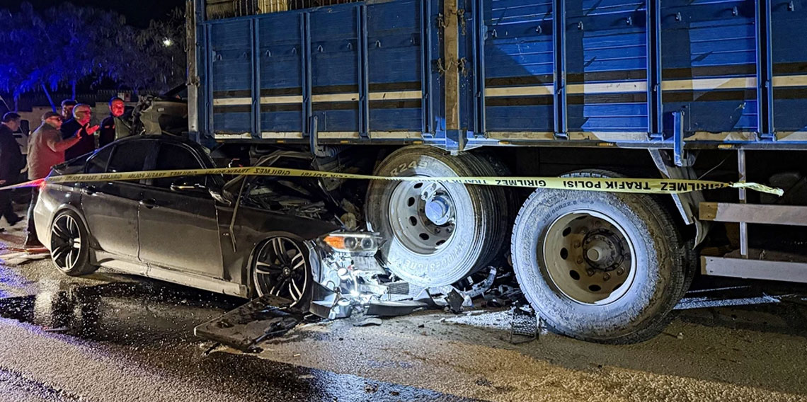 Adana'da otomobil kampona çarptı altına girdi 1 kişi öldü, 2 kişi yaralandı