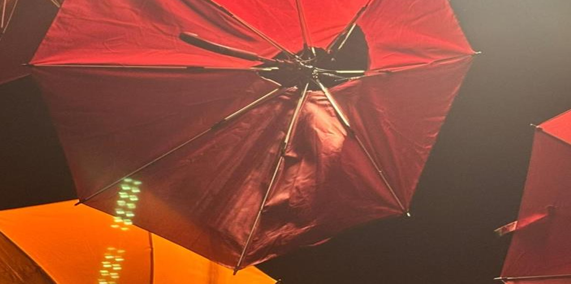 Elektrik kaçağı şemsiyeyi yaktı