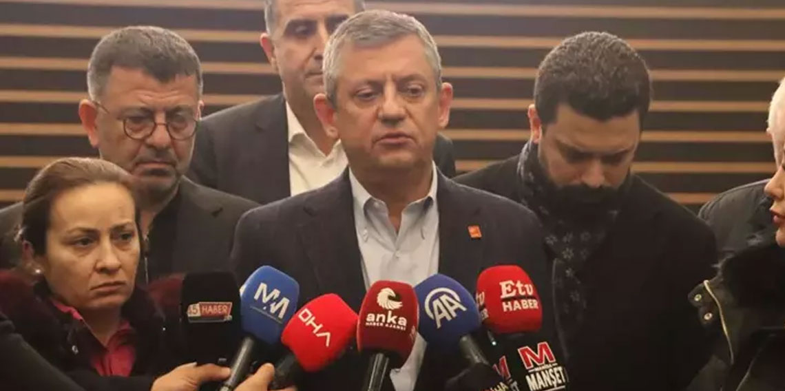 Gülşah Durbay'ın ailesini ziyaret eden Özgür Özel, gözyaşlarını tutamadı