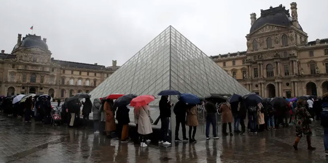 Louvre Müzesi bu kez de kapanma tehlikesiyle karşı karşıya