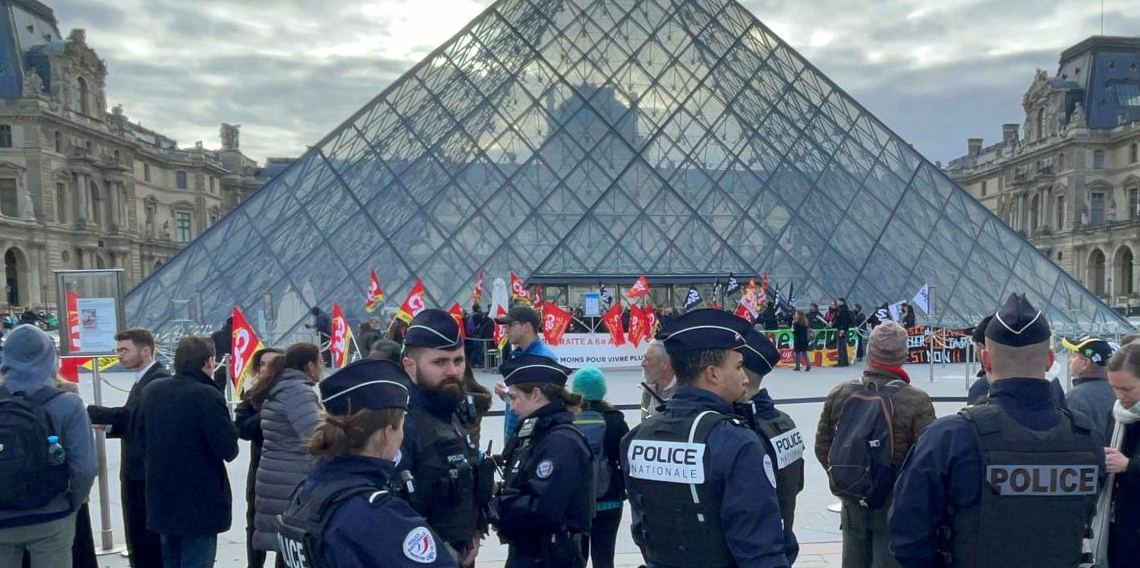Louvre Müzesi bu kez de kapanma tehlikesiyle karşı karşıya