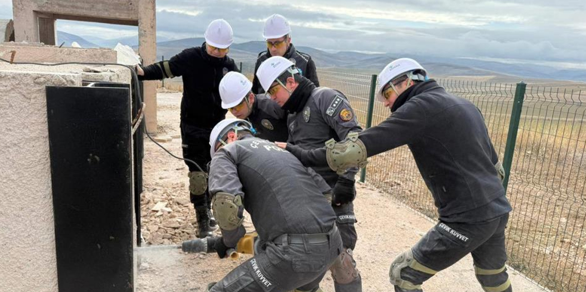 Bayburt’ta Çevik Kuvvet personeline enkazda arama kurtarma eğitimi