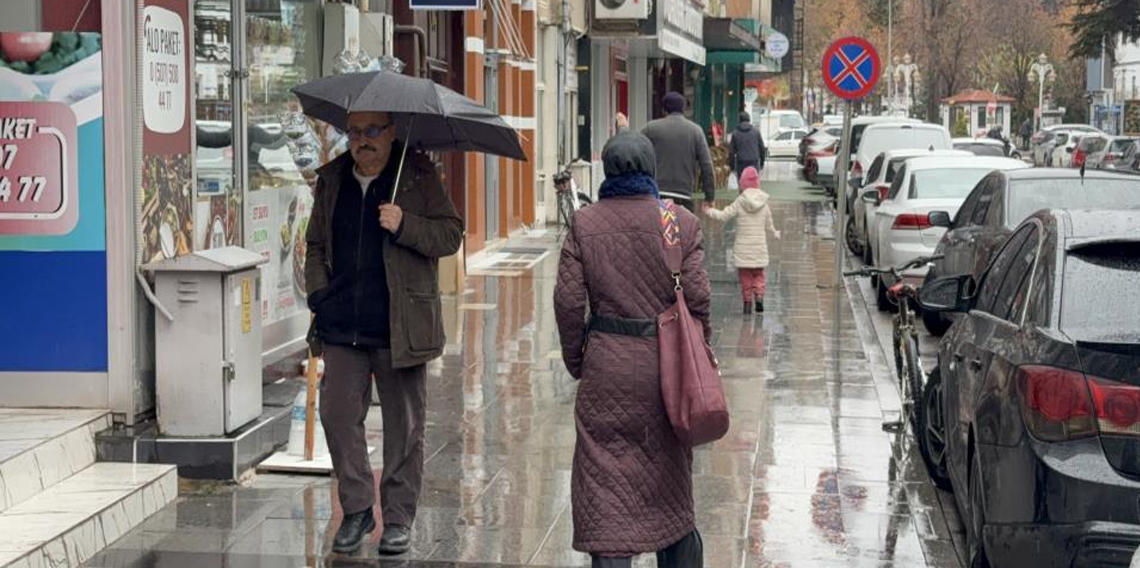 Tokat'ta kent merkezinde yağmur, yüksek kesimlerinde ise kar etkili oldu