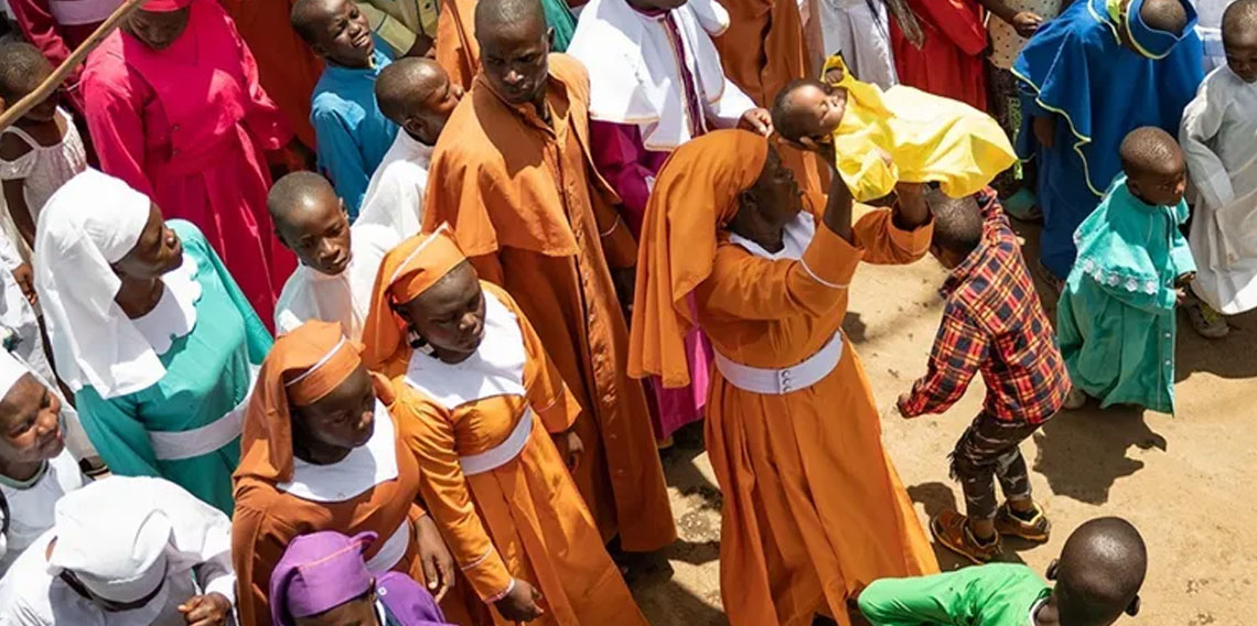 Bebekleri havaya fırlatma ritüeli: Nedenine bakın...