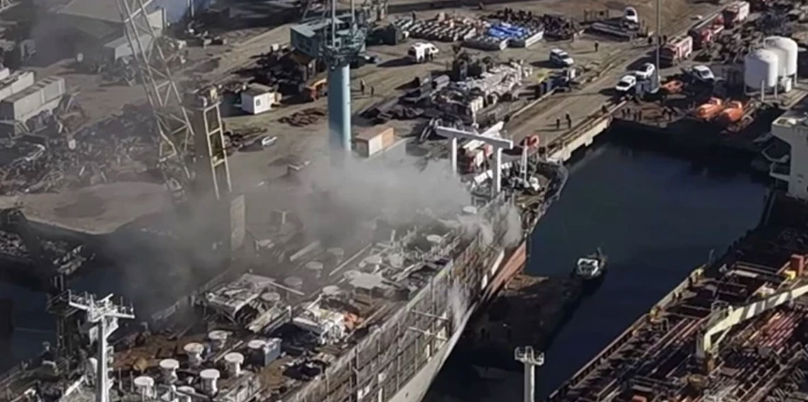 Tuzla'da tersanede gemide yangın!