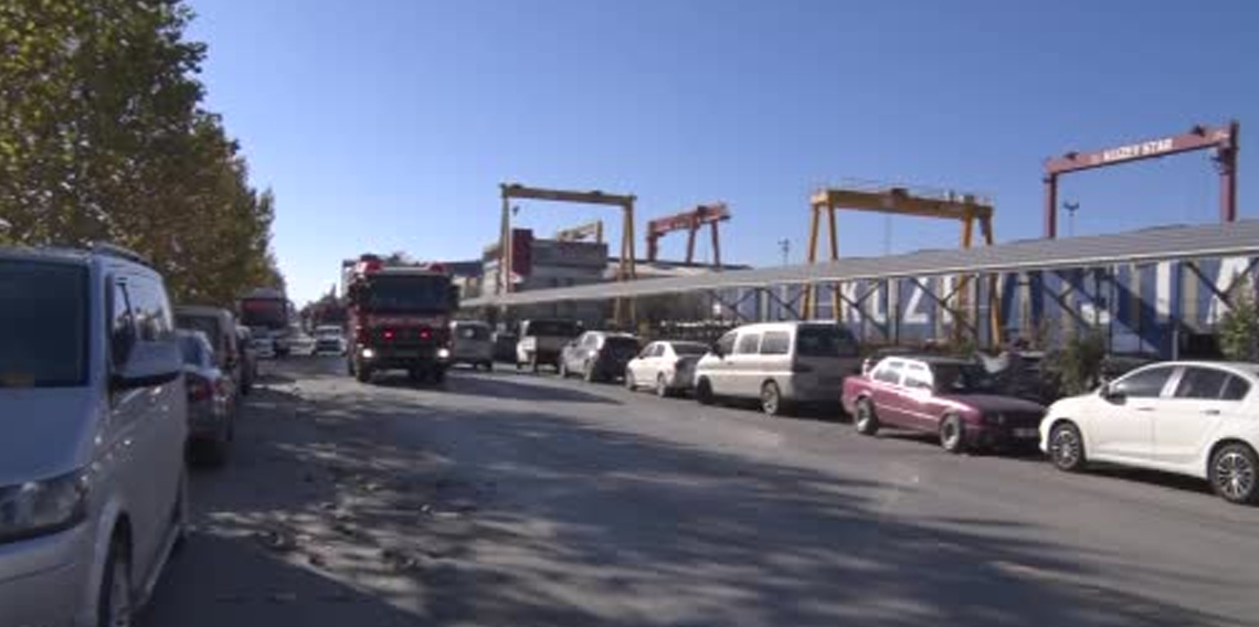 Tuzla Tersanesi'nde gemi yangını paniğe neden oldu