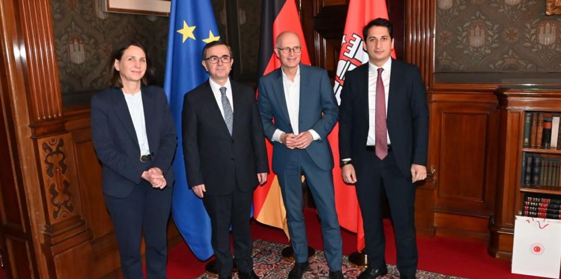 Hamburg Başkonsolosu Alver, belediye sarayına Togg ile geldi