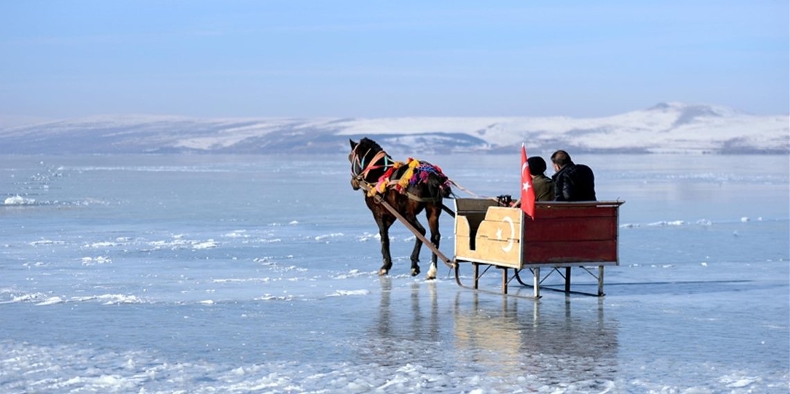 Çıldır Gölü'nde kış masalı