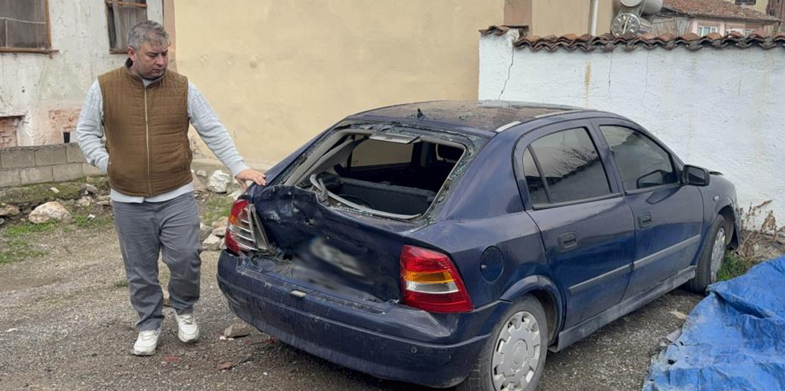 Husumetlisinin park halindeki aracına zarar verdi