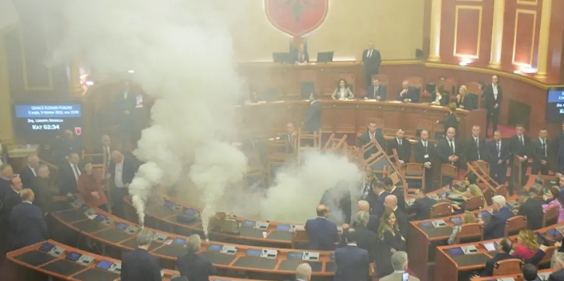 Arnavutluk’ta milletvekilleri meşale yaktı