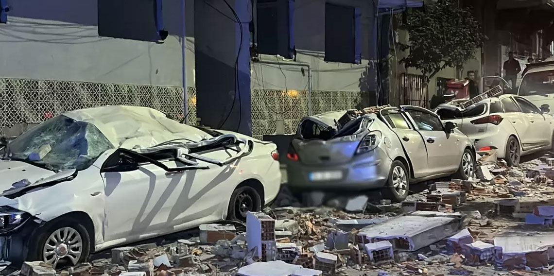 4 katlı binanın çatısından kopan parçalar park halindeki araçların üzerine düştü