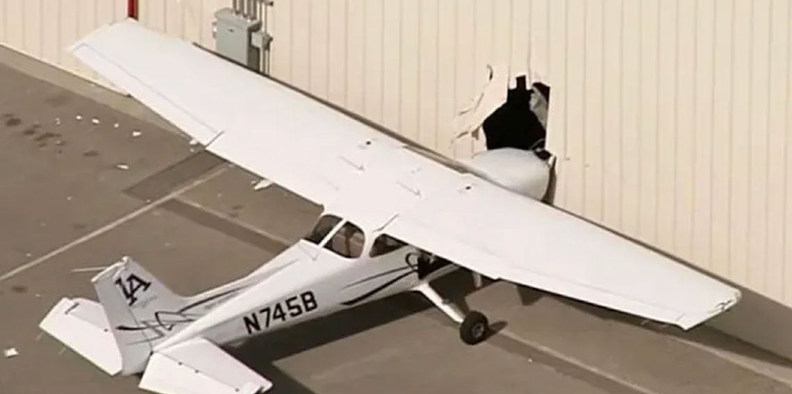 ABD'de çalınan uçak havalanamadan kaza yaptı