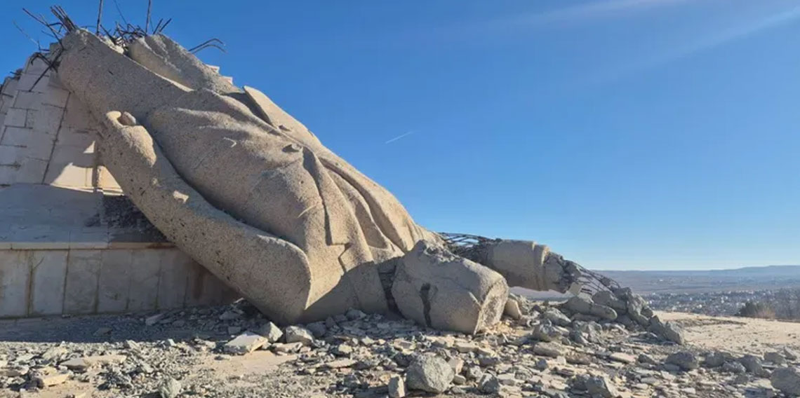 Suriye'de Hafız Esad'ın heykelinden geriye enkaz kaldı